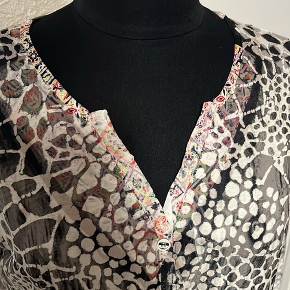 NWT women’s lacy blouse gray olive green asymmetrical contrasted hemline - Picture 3 of 9